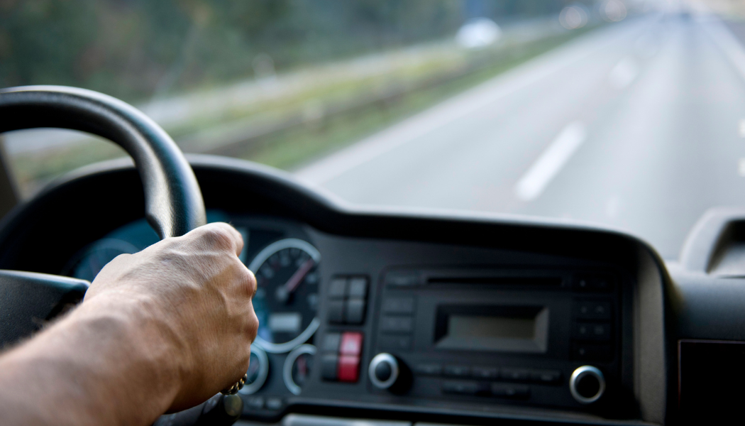 Motorista dirigindo caminhão